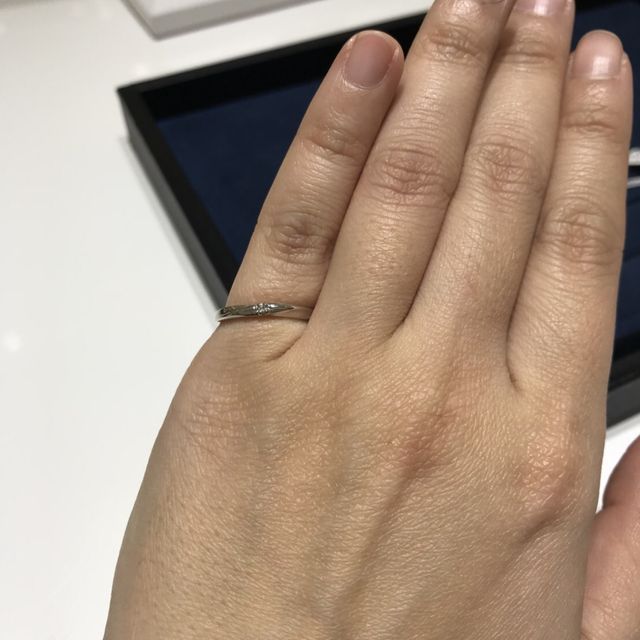 【4℃ BRIDAL(ヨンドシーブライダル)の口コミ】 シンプルなストレートタイプなリングが良くて探していました。ダイヤの大…