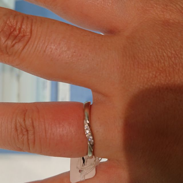 【4℃ BRIDAL(ヨンドシーブライダル)の口コミ】 細身のウェーブで、シンプルなのにダイヤがついてて、プラチナ純度99%でし…