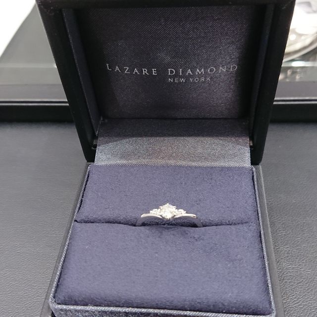 【ラザール ダイヤモンド(LAZARE DIAMOND)の口コミ】 試着したとき、ダイヤモンドのキラキラがとてもきれいでした。
両側の小粒…