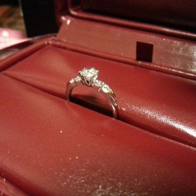 【モニッケンダム(MONNICKENDAM)の口コミ】 婚約指輪については、何よりも石の綺麗さで選ぼうと決めていました。
何店…