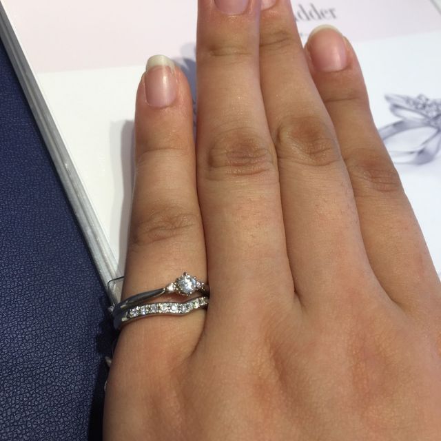【銀座ダイヤモンドシライシの口コミ】 ダイヤモンドがたくさん入ったデザインで、婚約指輪と合うものをさがして…