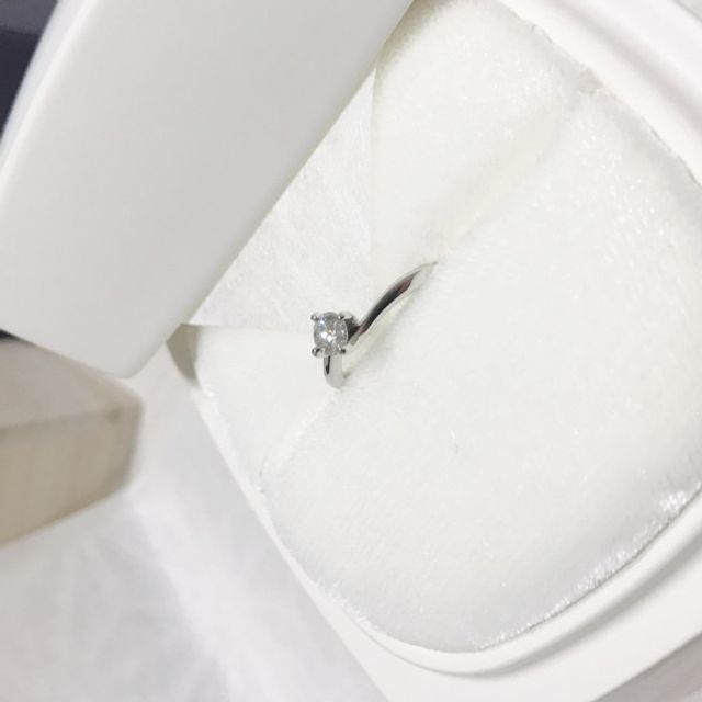 【俄(にわか)の口コミ】 中央の大きなダイヤモンドのしっかりとした存在感と、斜めになったライン…