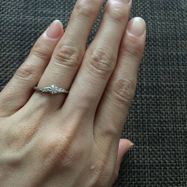 【銀座ダイヤモンドシライシの口コミ】 指が長く細く見える形と、結婚指輪との相性が良かったため。結婚指輪がス…