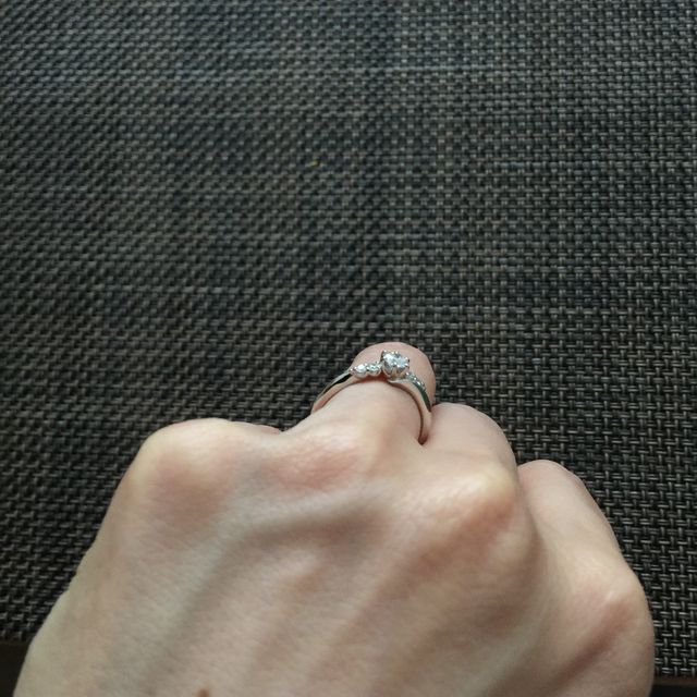 【銀座ダイヤモンドシライシの口コミ】 指が長く細く見える形と、結婚指輪との相性が良かったため。結婚指輪がス…