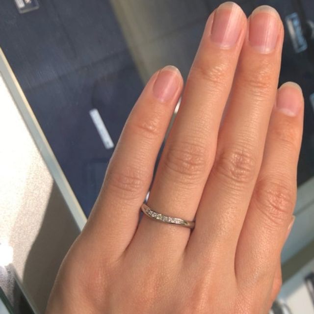 【ROYAL ASSCHER(ロイヤル・アッシャー)の口コミ】 元々はストレートラインのリングを探していましたが、実際にこのU字型のリ…