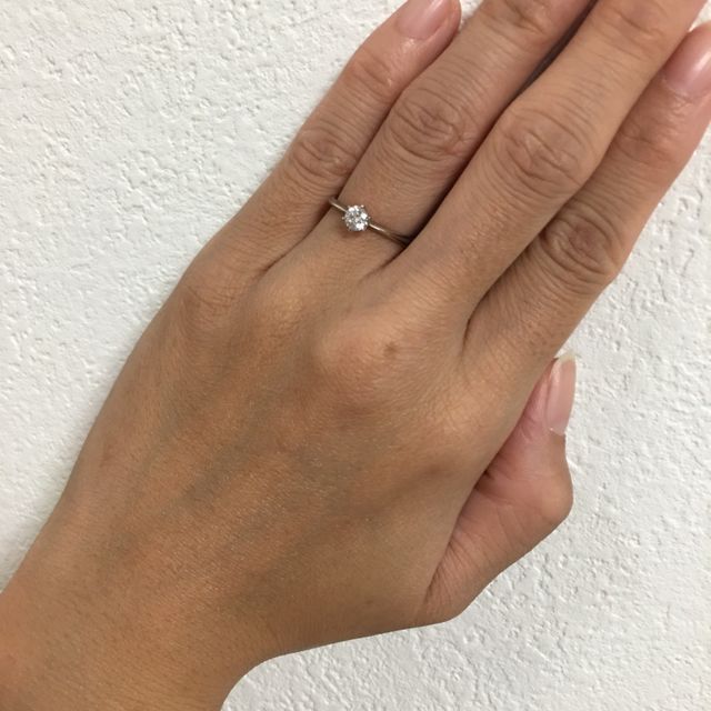 【BRILLIANCE+(ブリリアンスプラス)の口コミ】 シンプルで指馴染みが良く、指も綺麗に見せてくれます。リングをシンプル…