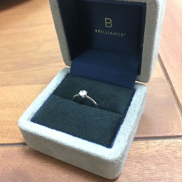 【BRILLIANCE+(ブリリアンスプラス)の口コミ】 シンプルで指馴染みが良く、指も綺麗に見せてくれます。リングをシンプル…
