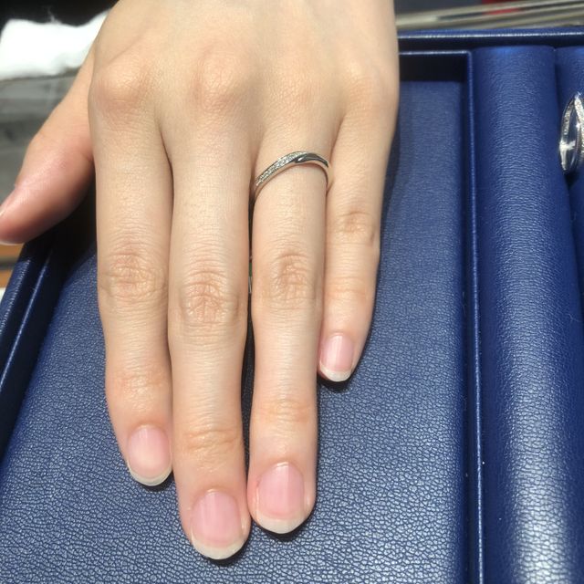 【銀座ダイヤモンドシライシの口コミ】 この指輪は動きのあるタイプで、薬指から小指にかけて流れているようなデ…