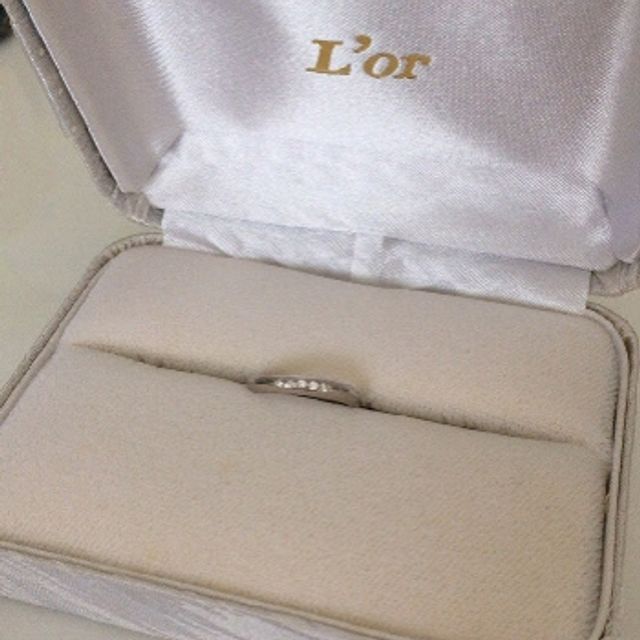 【L'or(ロル)の口コミ】 緩やかなカーブが指をキレイに見せてくれますし、シンプルだけど５つのダ…