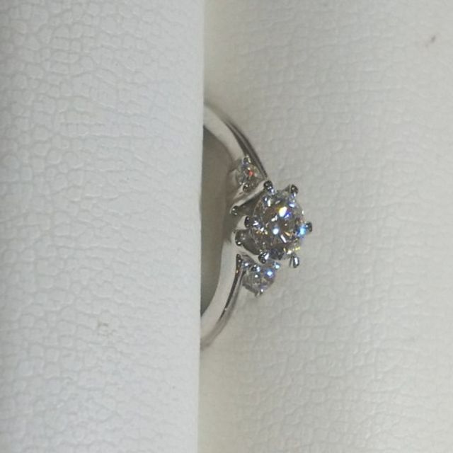 【SUEHIRO(スエヒロ)の口コミ】 中央のダイヤモンド、そしてサイドのダイヤモンド共に質が高く、白い光が…
