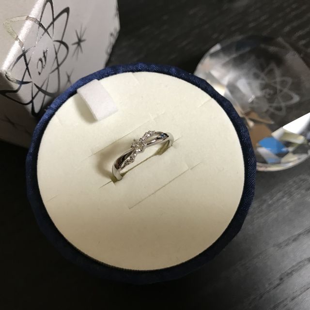 【4℃ BRIDAL(ヨンドシーブライダル)の口コミ】 指輪が正面でクロスしていて、かつストーンが散りばめられたデザインが素…