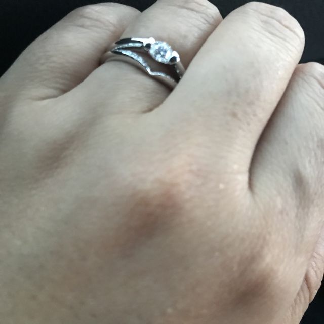 【GALA JEWELRY(ガラジュエリー)の口コミ】 普段使いできるツメのない埋め込みデザインにしました。ニットも引っかか…