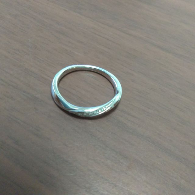 【4℃ BRIDAL(ヨンドシーブライダル)の口コミ】 プラチナが95%入っていて、高級感があり気分が上がる。重厚感が十分にある…