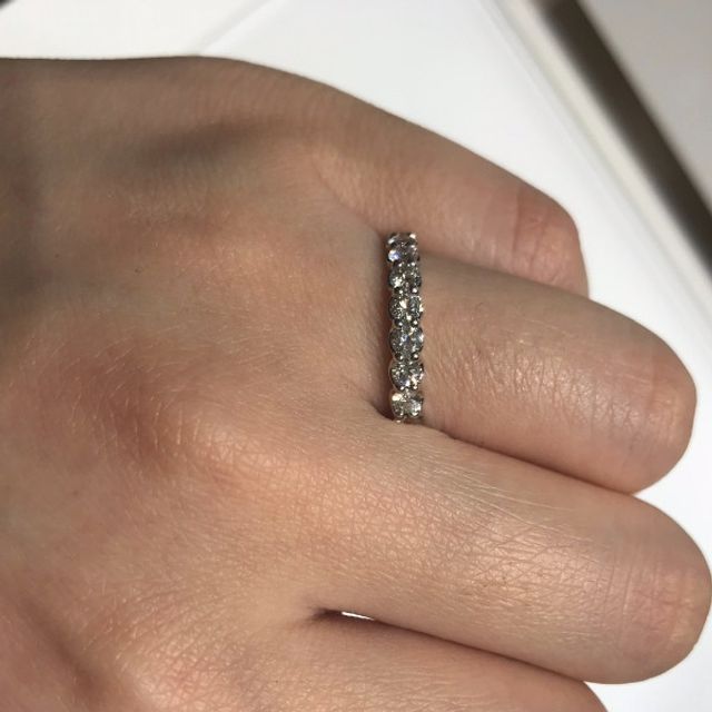 【VENUS TEARS(ヴィーナスティアーズ)の口コミ】 シンプルでありながらしっかりとした存在感を持つハーフエタニティリング…