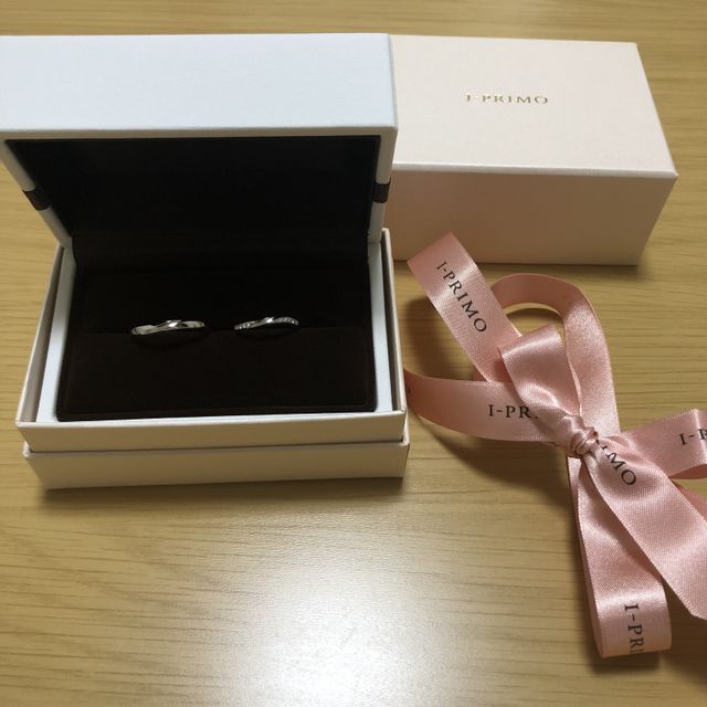 【アイプリモ(I-PRIMO)の口コミ】 指輪をつけ慣れていない二人にとって、とても優しいデザインで指に馴染ん…