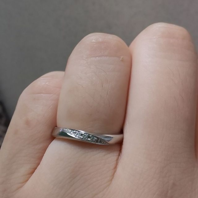 【アイプリモ(I-PRIMO)の口コミ】 メビウスの輪のような螺旋状のデザインが一目惚れでした。ダイヤが散りば…