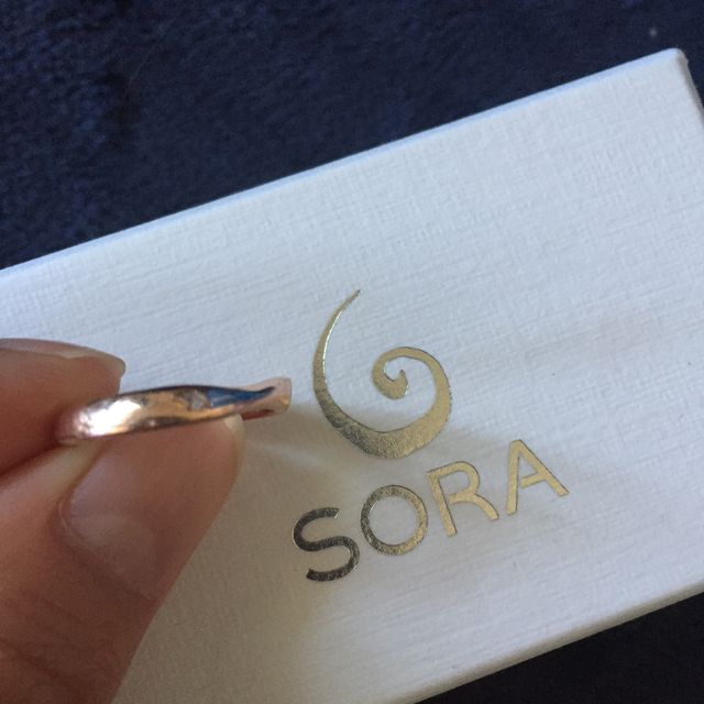 【SORA(ソラ)の口コミ】 もともとはシルバーの結婚指輪にする予定でしたが、カタログを見てSORAの…