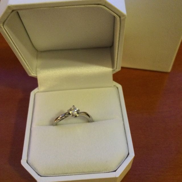 【4℃ BRIDAL(ヨンドシーブライダル)の口コミ】 ストレートタイプではなくカーブがかかっているタイプなので、つけたとき…