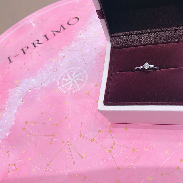 【アイプリモ(I-PRIMO)の口コミ】 真ん中のダイヤの横のメレダイヤがななめに入っていてとても可愛かったで…