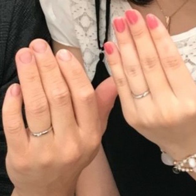 【アイプリモ(I-PRIMO)の口コミ】 二人とも指がふっくらしている為、カーブがかかったこのデザインが一番良…