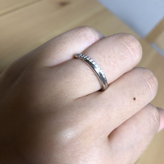 【銀座ダイヤモンドシライシの口コミ】 ストレートよりはウェーブデザインが良いと思い探していたのですが、ほか…