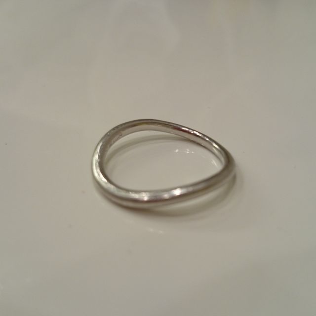 【ケイウノ ブライダル(K.UNO BRIDAL)の口コミ】 まず一目でデザインが気に入りました。ストレートではない点、細身(太すぎ…