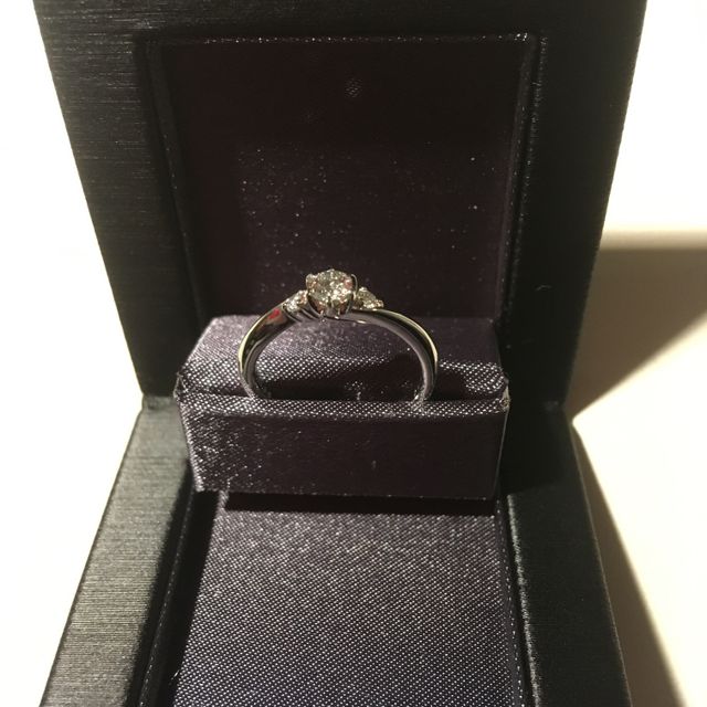 【ラザール ダイヤモンド(LAZARE DIAMOND)の口コミ】 ダイヤモンドの質と輝きで選びました。メインの石の両脇にある飾り石も綺…