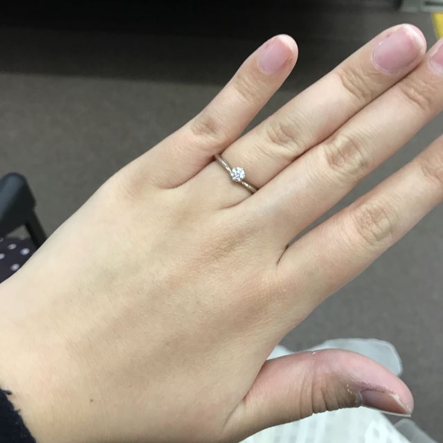 【TRECENTI(トレセンテ)の口コミ】 一石のダイヤを際立たせるようにリングがダイヤに近い部分が細くなってい…
