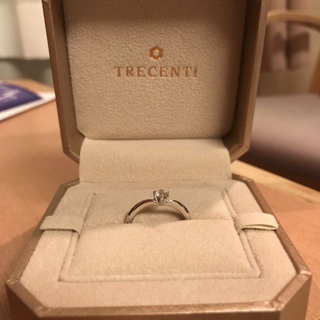 【TRECENTI(トレセンテ)の口コミ】 一石のダイヤを際立たせるようにリングがダイヤに近い部分が細くなってい…