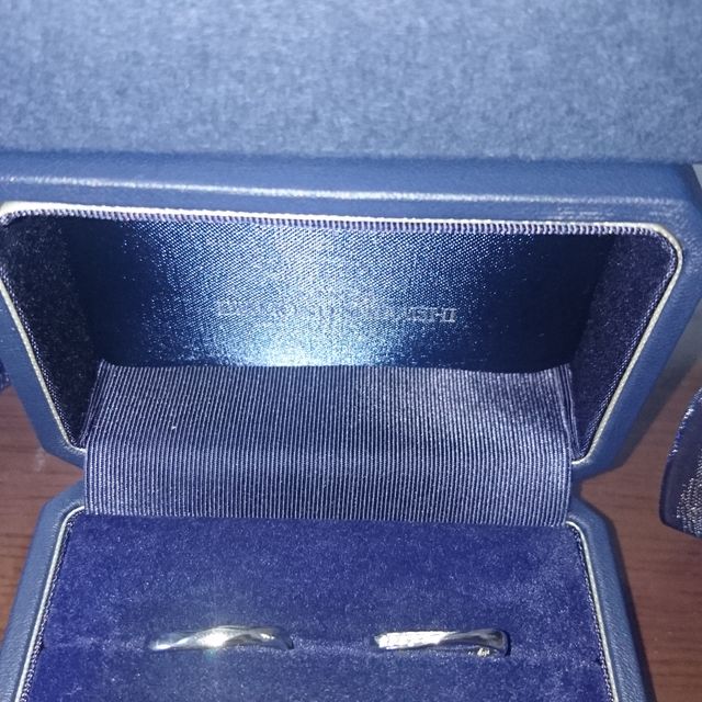 【銀座ダイヤモンドシライシの口コミ】 気になるデザインを伝えていくつも試着しました。店員さんが手の形に合う…