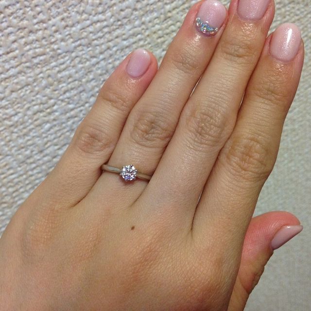 【銀座ダイヤモンドシライシの口コミ】 デザインがかわいくて気に入りました。

ダイヤモンドがセットしてある下…