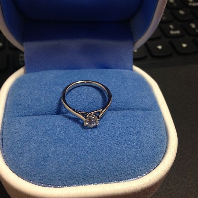 【銀座ダイヤモンドシライシの口コミ】 デザインがかわいくて気に入りました。

ダイヤモンドがセットしてある下…