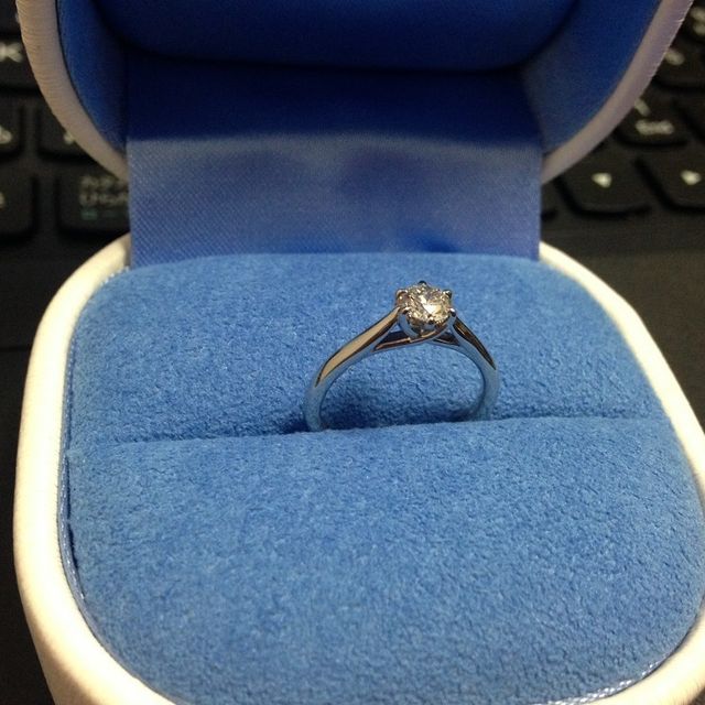 【銀座ダイヤモンドシライシの口コミ】 デザインがかわいくて気に入りました。

ダイヤモンドがセットしてある下…