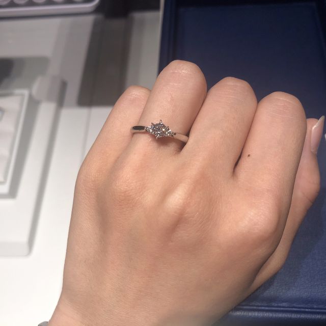 【銀座ダイヤモンドシライシの口コミ】 シンプルすぎず、華やかすぎず丁度いいデザインです。サイドビューがとに…