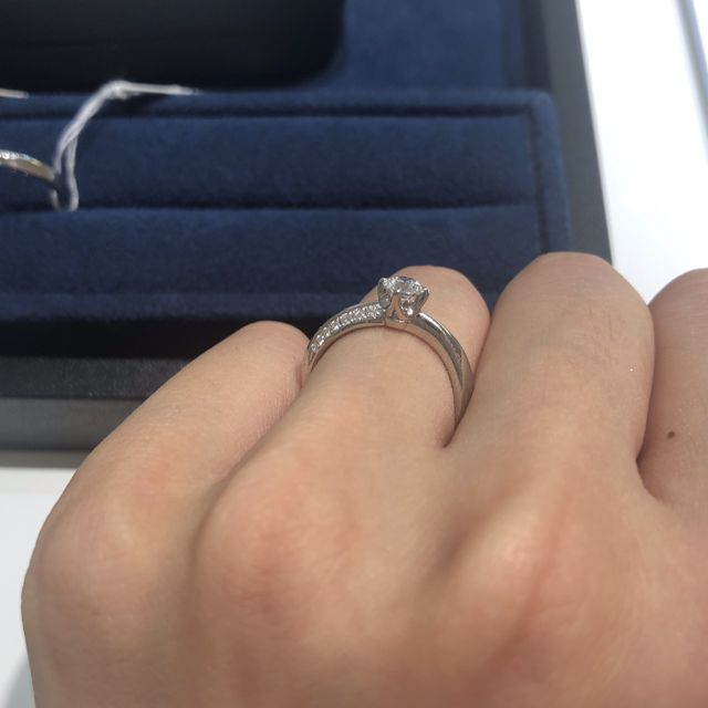 【4℃ BRIDAL(ヨンドシーブライダル)の口コミ】 センターの4本爪が凄く細かくてダイヤモンドの形を綺麗に見せてくれるデザ…