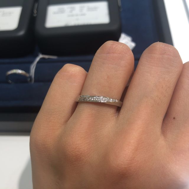 【4℃ BRIDAL(ヨンドシーブライダル)の口コミ】 リングのボリュームが丁度いいです。
また、ダイヤモンドの数が調整出来る…