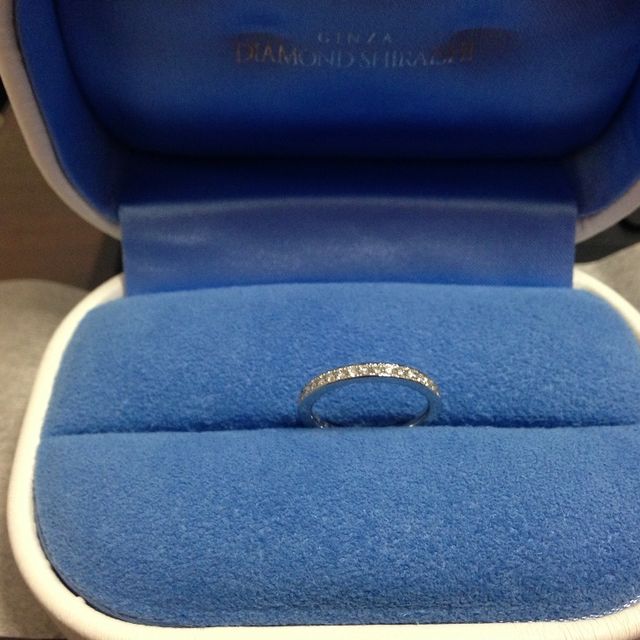 【銀座ダイヤモンドシライシの口コミ】 細目のハーフエタニティで、婚約指輪と重ねても綺麗につけることができる…