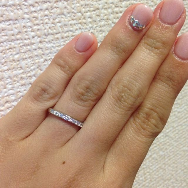 【銀座ダイヤモンドシライシの口コミ】 細目のハーフエタニティで、婚約指輪と重ねても綺麗につけることができる…