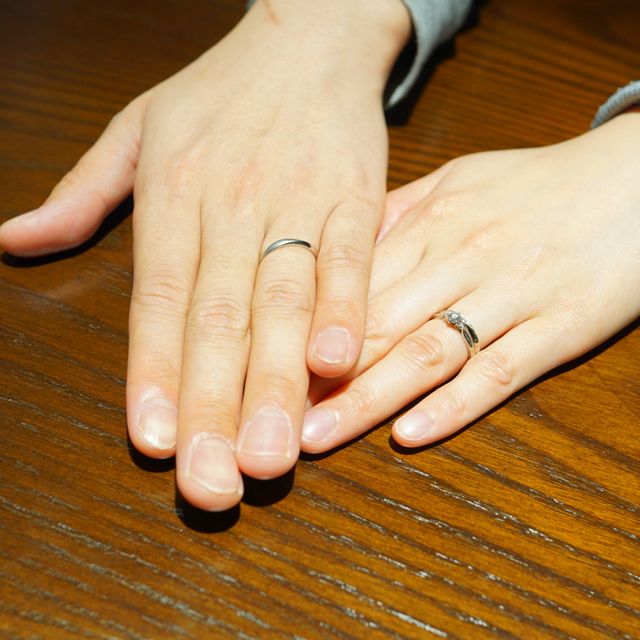 【LEGAN(レガン)の口コミ】 少し、ウェーブがかかっており小さいダイヤが5つほど真ん中に並んでいる指…