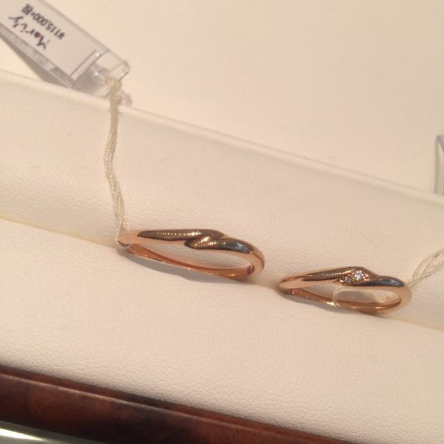 【ナカニワ　ファインダイヤモンドの口コミ】 こちらのリングは手と手を取り合っているようなデザインになっています。…