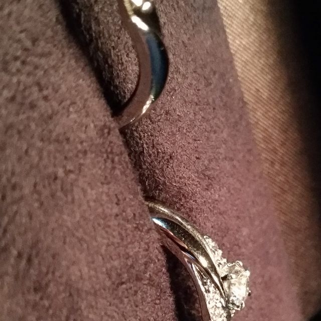 【ラザール ダイヤモンド(LAZARE DIAMOND)の口コミ】 婚約指輪のローズランドに合わせたデザインです。V字になっており指が長く…