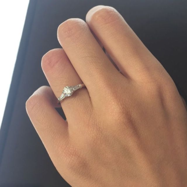 【GALA JEWELRY(ガラジュエリー)の口コミ】 センターの大きなダイヤモンドは光を当てるとキラキラと非常にきれいに輝…