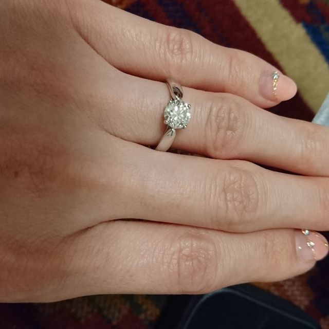 【ティファニー(Tiffany & Co.)の口コミ】 ダイヤが大きい物を所望しました。指が短く小さく丸いので、ゴツい外資系…