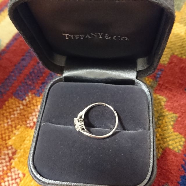 【ティファニー(Tiffany & Co.)の口コミ】 ダイヤが大きい物を所望しました。指が短く小さく丸いので、ゴツい外資系…