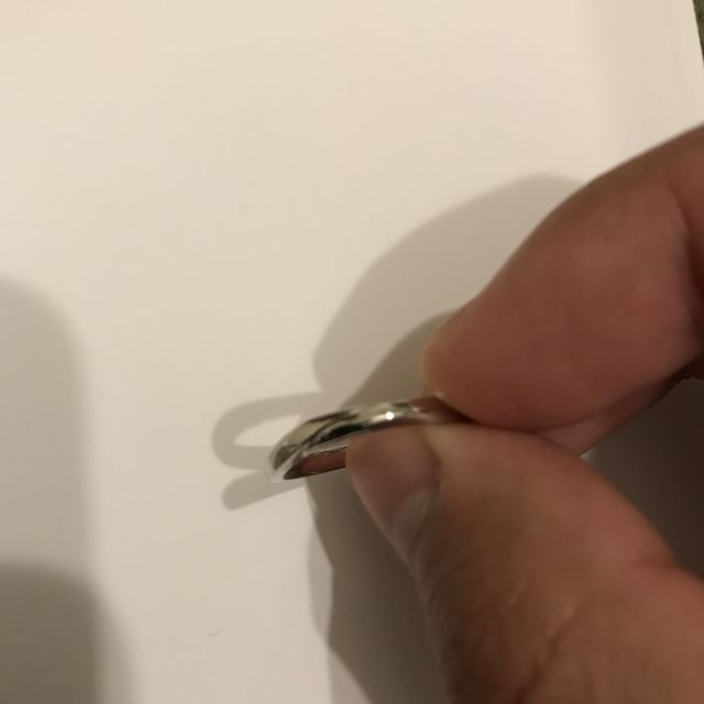 【銀座ダイヤモンドシライシの口コミ】 デザインが良かった。指輪のシャープな湾曲が非常に良く、是非付けてみた…