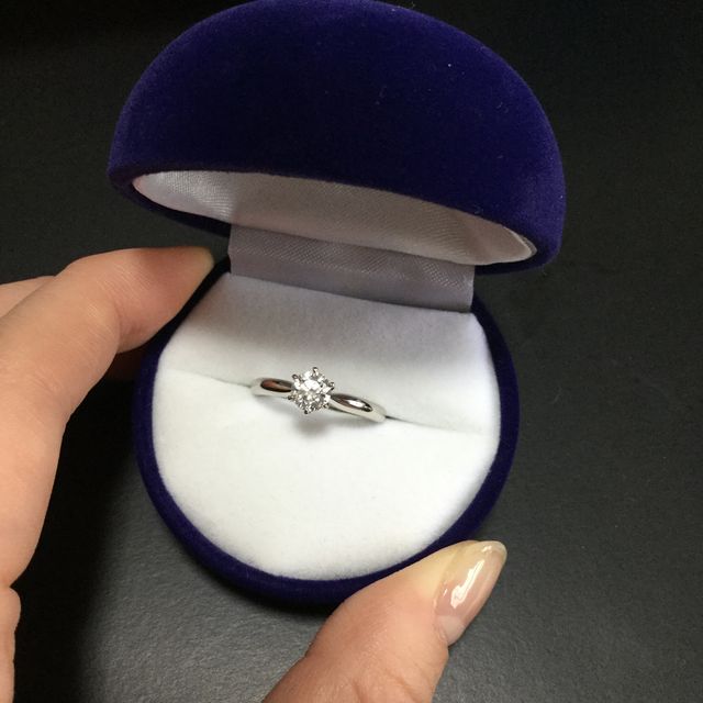 【GALA JEWELRY(ガラジュエリー)の口コミ】 ソリティアタイプで、両脇が細くなっているもの、そして石座の高さのある…
