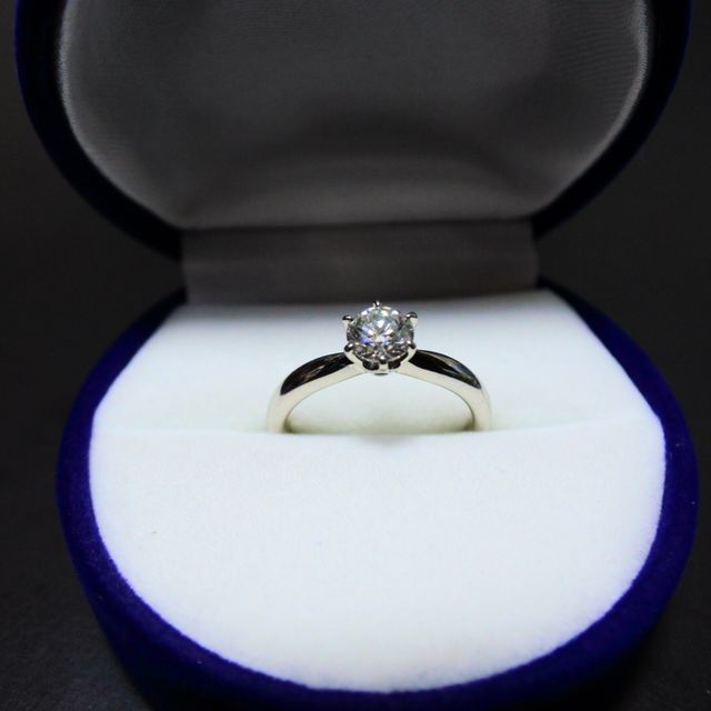 【GALA JEWELRY(ガラジュエリー)の口コミ】 ソリティアタイプで、両脇が細くなっているもの、そして石座の高さのある…
