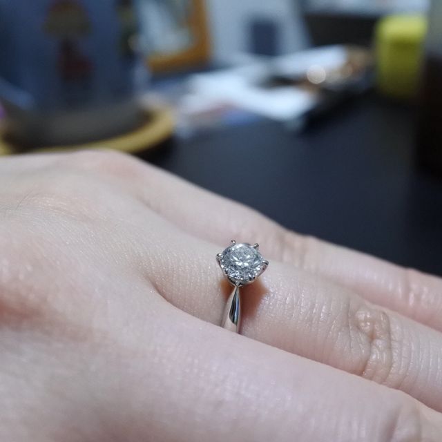 【GALA JEWELRY(ガラジュエリー)の口コミ】 ソリティアタイプで、両脇が細くなっているもの、そして石座の高さのある…