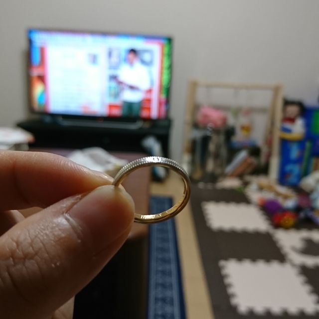 【NINA RICCI(ニナリッチ)の口コミ】 内側のゴールドがとてもきれいで、石が一つとシンプルながら、ミル打ちが…