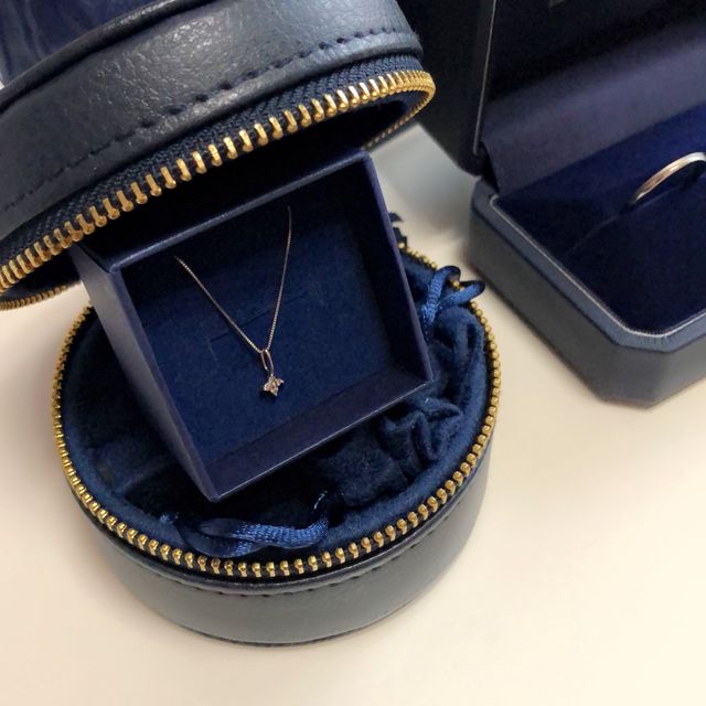 【銀座ダイヤモンドシライシの口コミ】 新郎側はシンプルだけど、ツヤ消しがしてある部分とツルっとした部分があ…